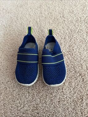 OshKosh Slip-On Pool to Play Shoes Size 5